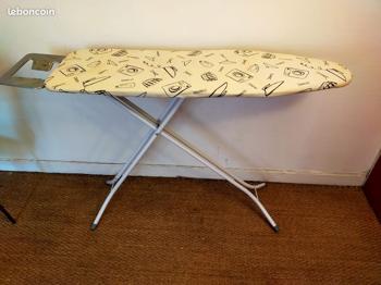 A donner table à repasser pliante