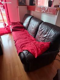 Canapé en cuir abîmé