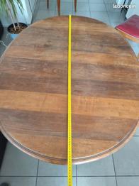Table en bois massif forme ovale